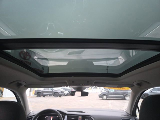 Used 2023 Volkswagen Tiguan SE w/ Panoramic Sunroof Package image 24
