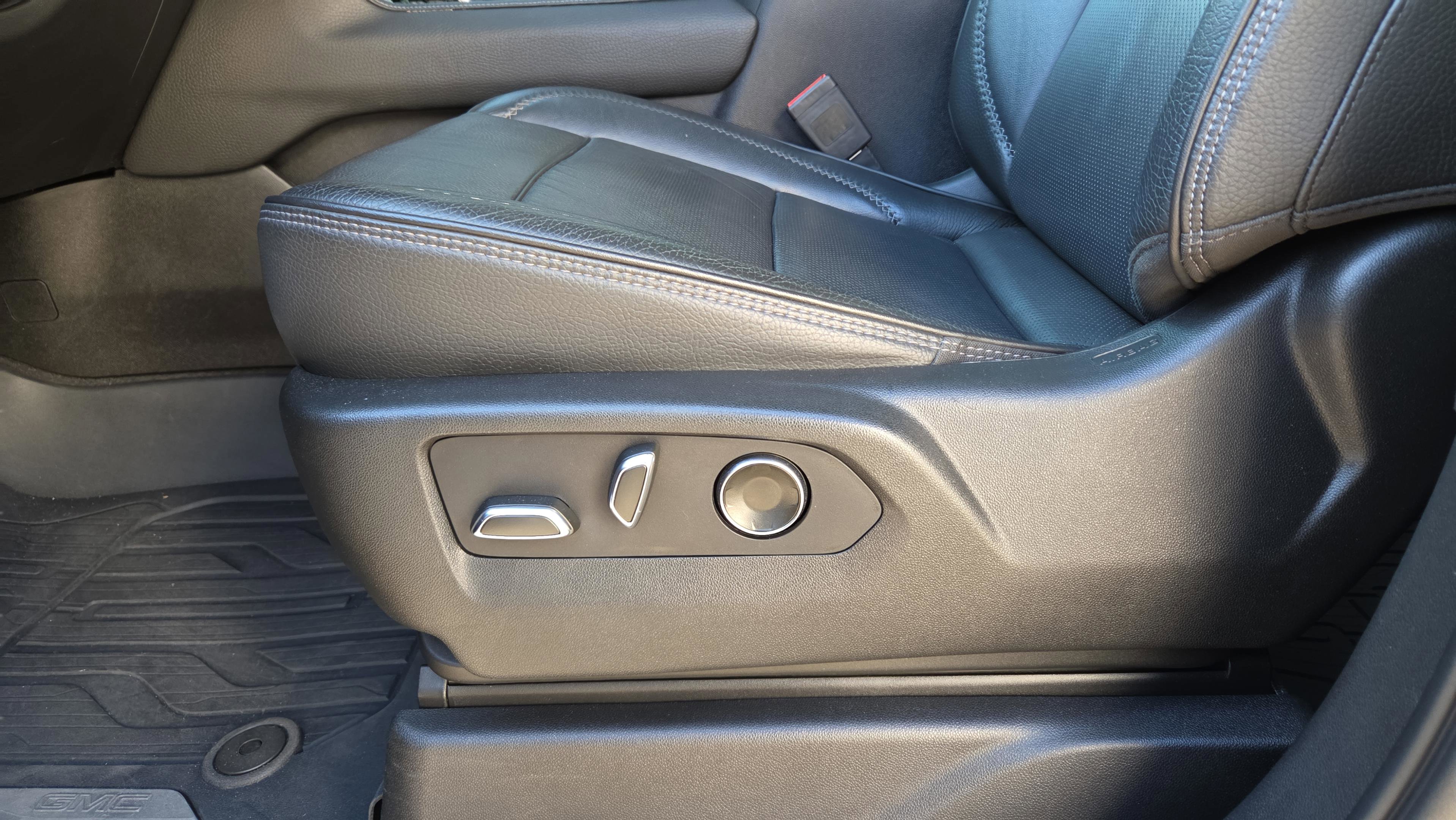 Used 2021 GMC Yukon Denali w/ Denali Premium Package image 12