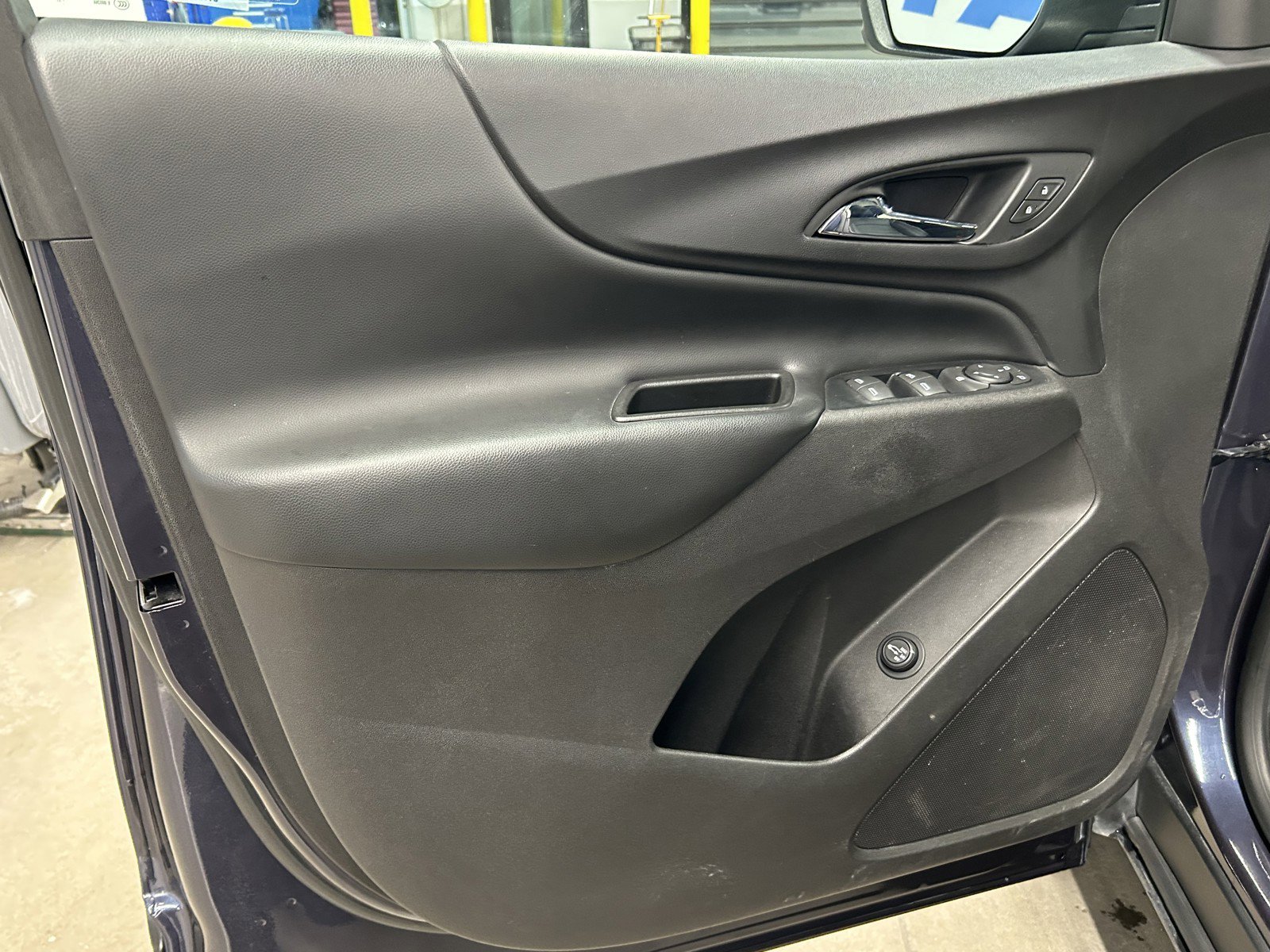 Used 2018 Chevrolet Equinox LT w/ Sun & Infotainment Package image 10