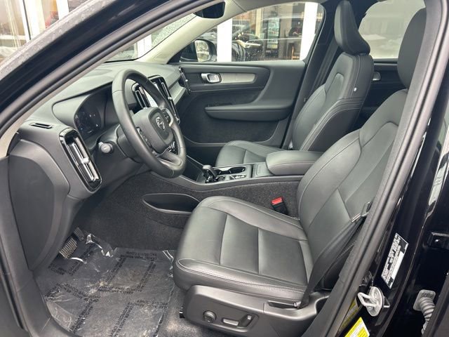 Certified 2025 Volvo XC40 B5 Core image 17