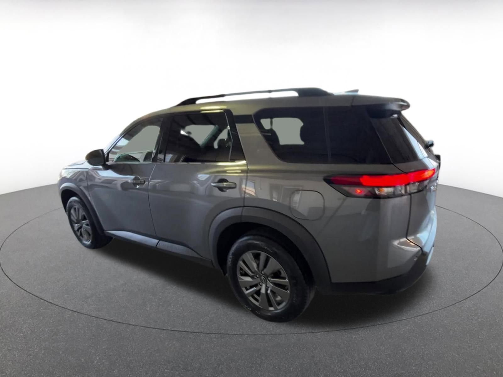 Used 2025 Nissan Pathfinder SV image 15