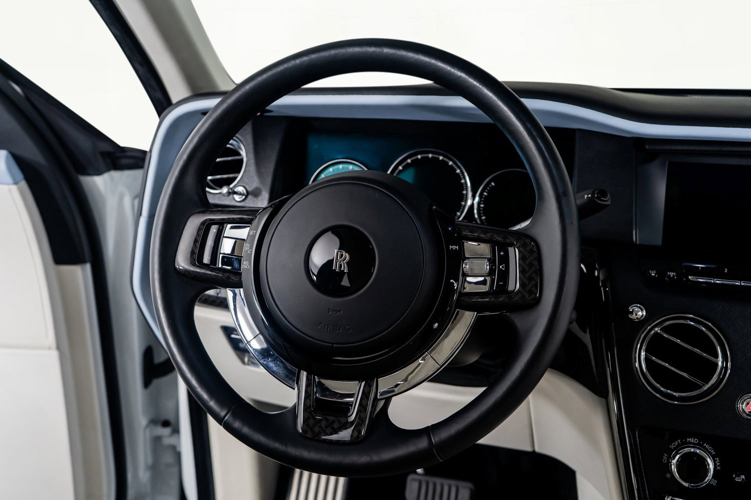 Used 2023 Rolls-Royce Cullinan Black Badge image 34