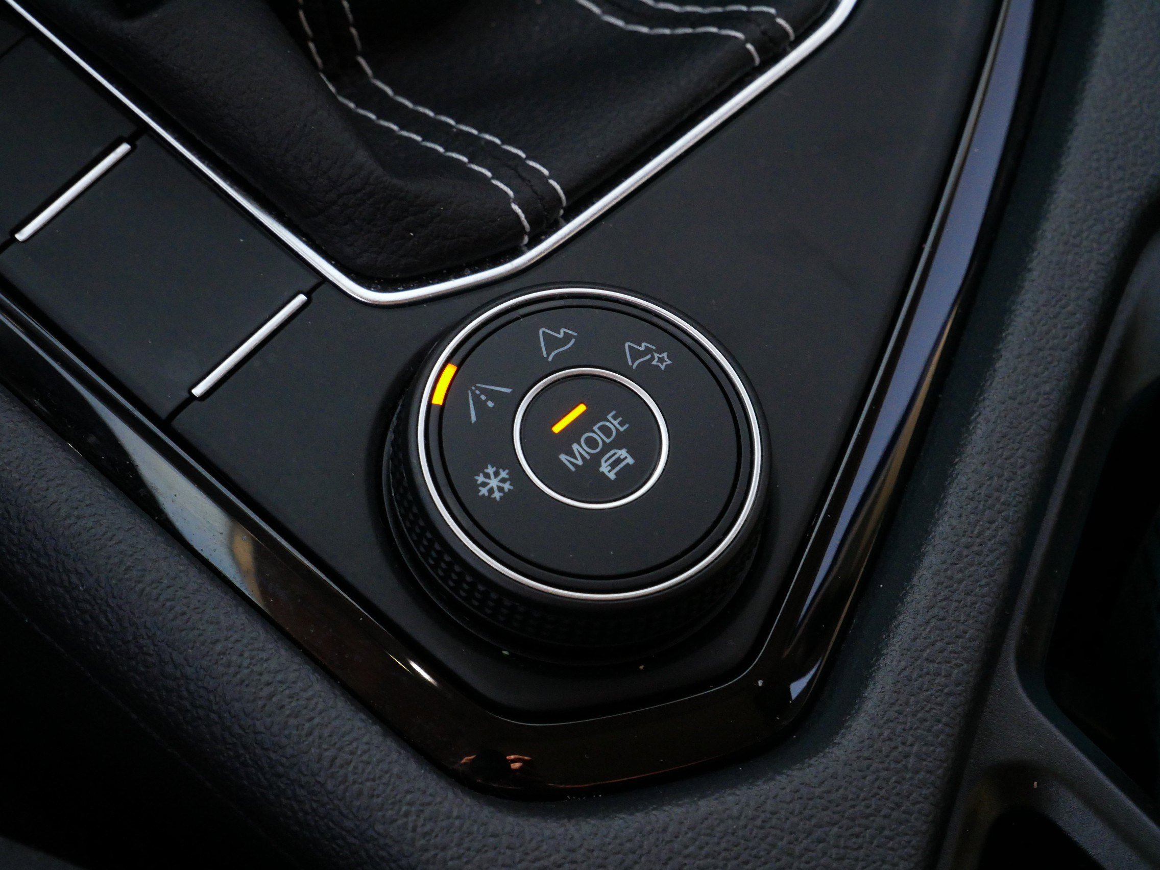 Used 2024 Volkswagen Taos SE w/ Panoramic Sunroof Package image 28