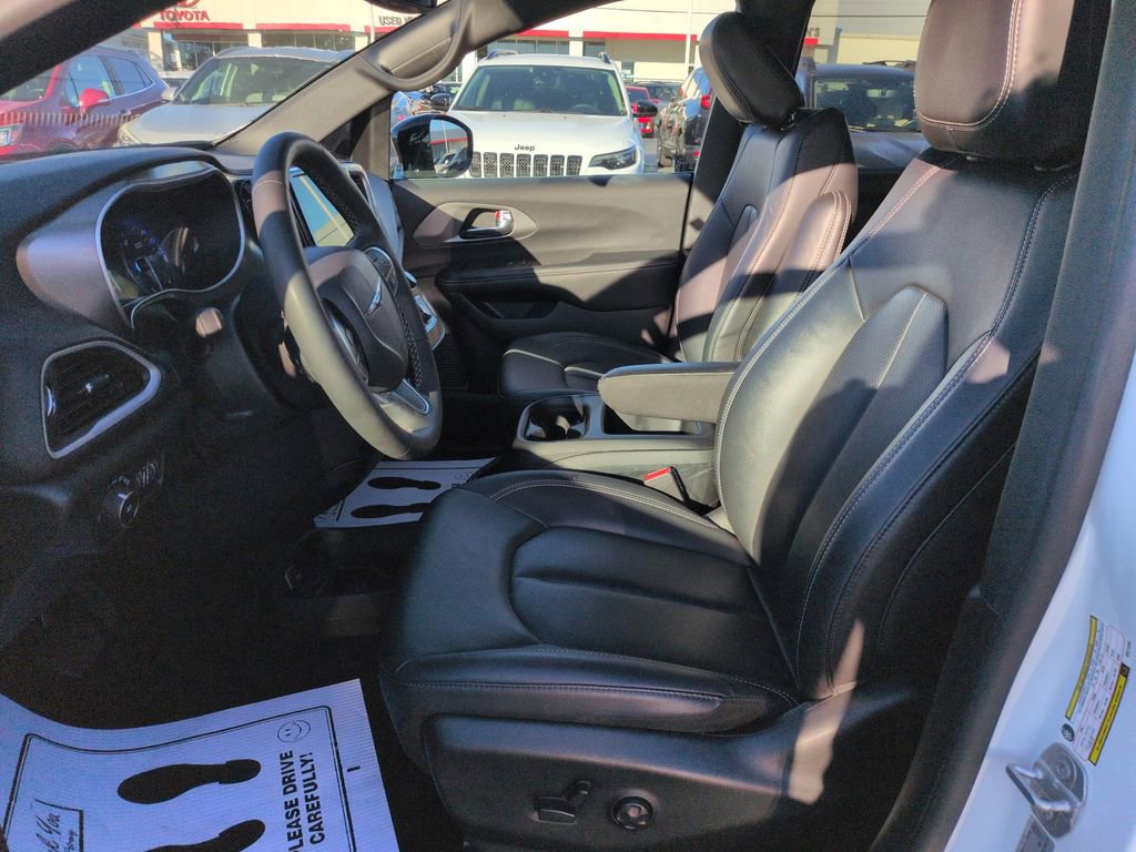 Used 2025 Chrysler Pacifica Select FWD image 9