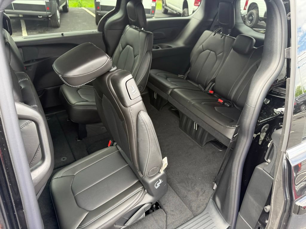 New 2027 Chrysler Pacifica Select FWD image 33