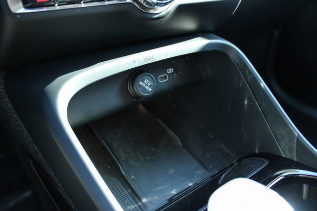 Used 2025 Volvo XC40 B5 Plus image 20