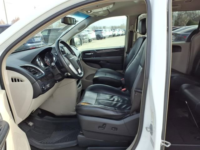 Used 2015 Chrysler Town & Country Touring image 4