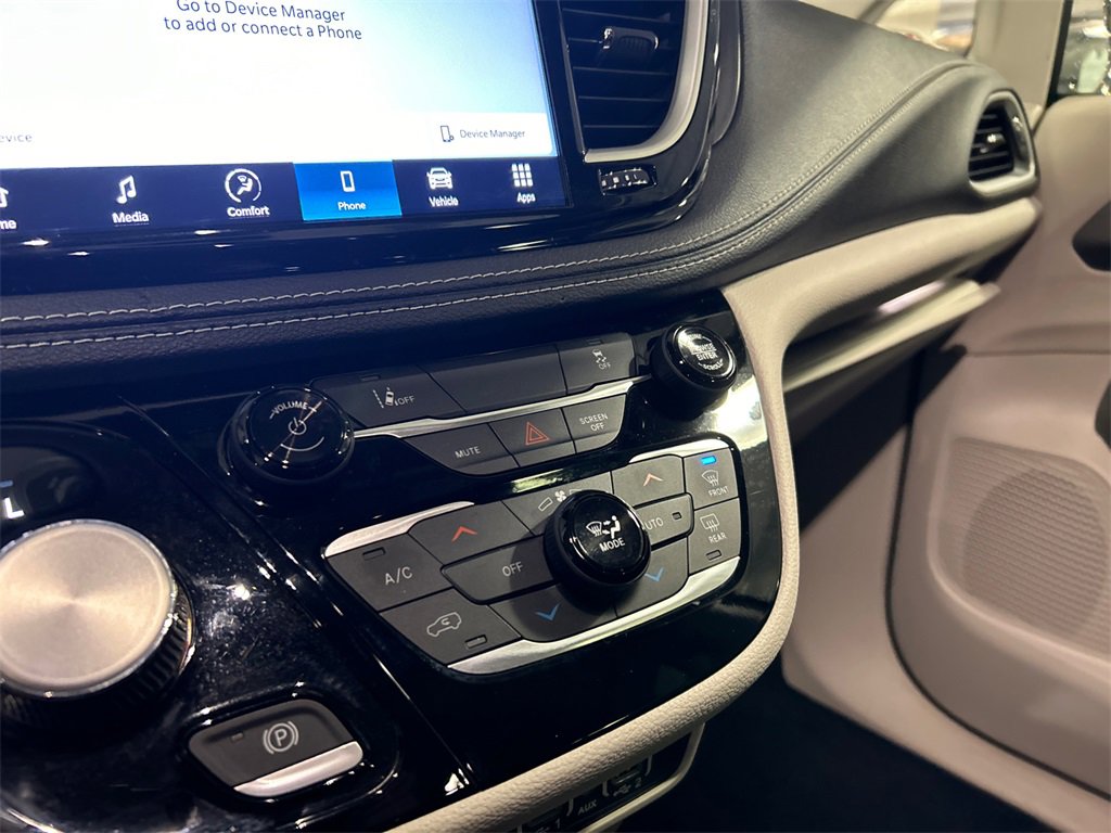 Used 2022 Chrysler Pacifica Touring-L image 18