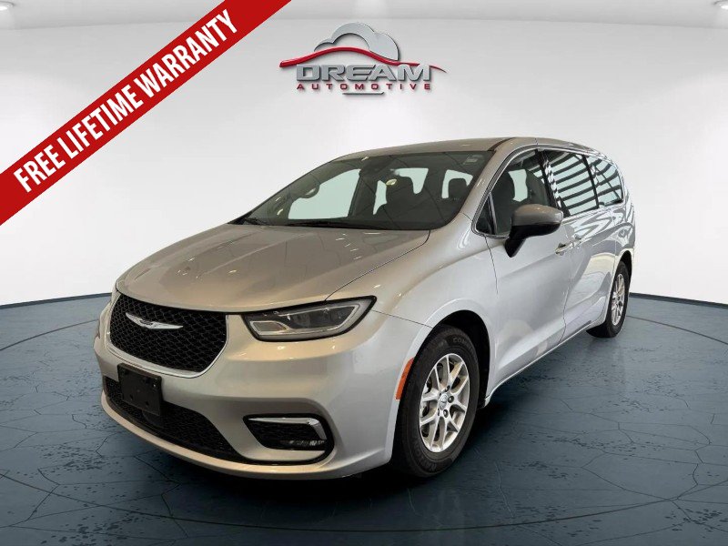 Used 2023 Chrysler Pacifica Touring-L FWD image 4