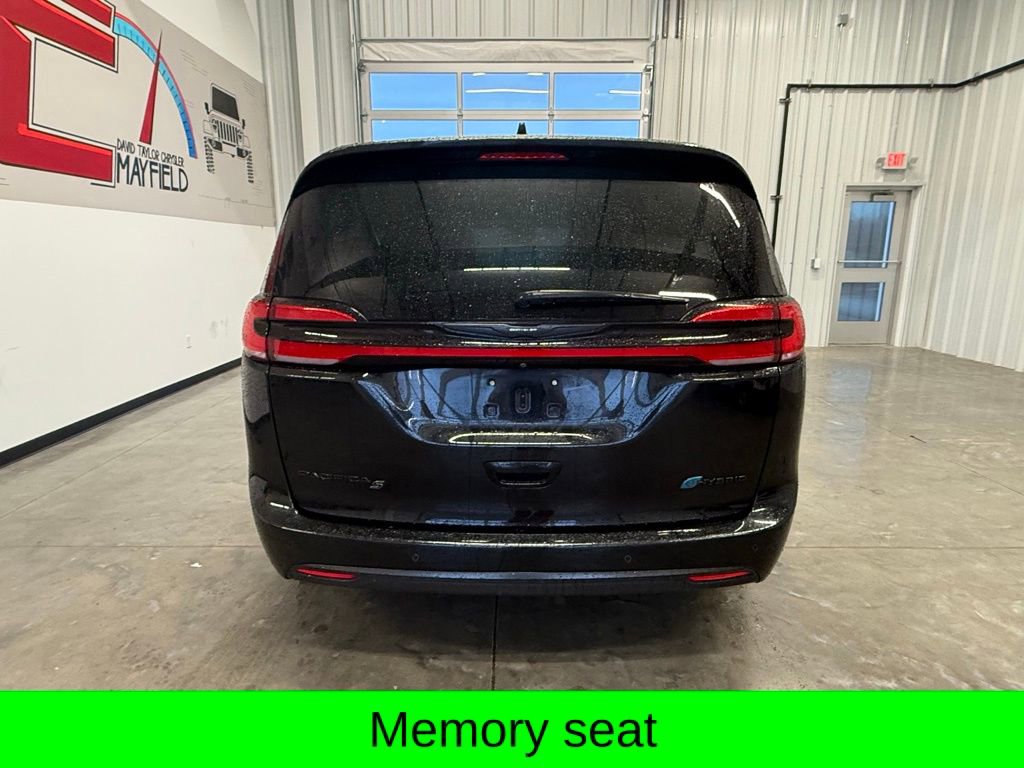 Used 2022 Chrysler Pacifica Touring-L w/ Uconnect Theater Family Group FWD image 5