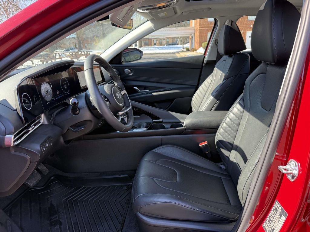 Used 2025 Hyundai Elantra Limited image 13