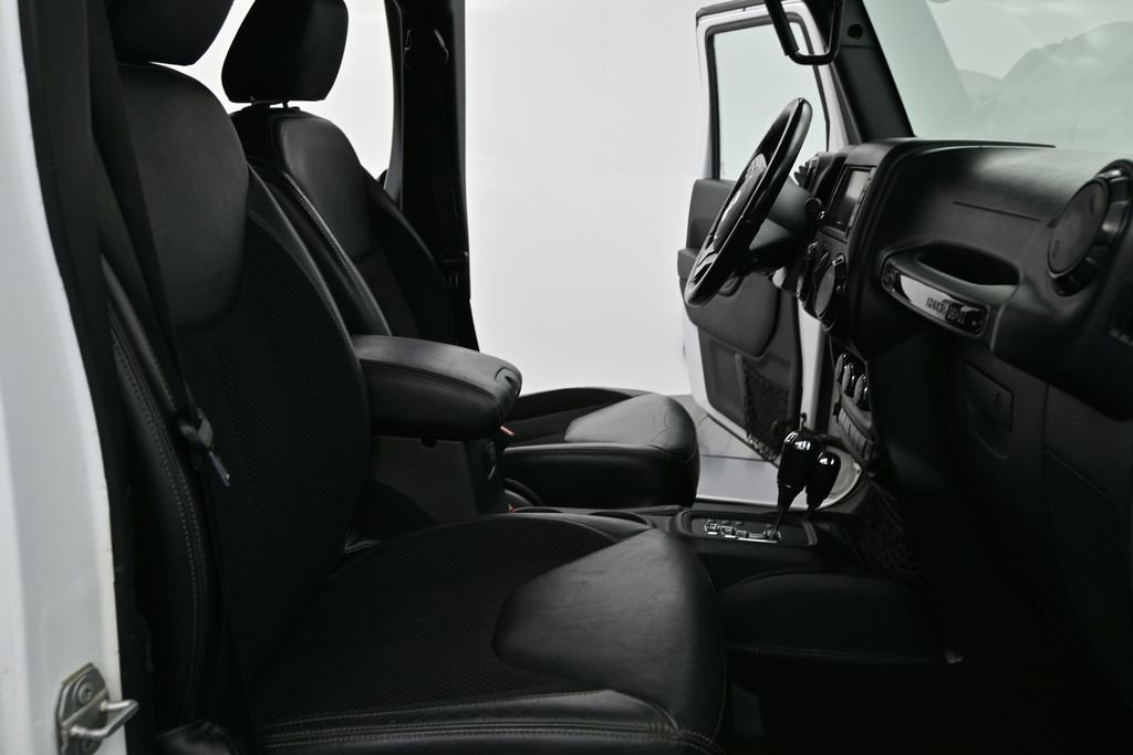 Used 2017 Jeep Wrangler Unlimited Sahara AWD/4WD image 7
