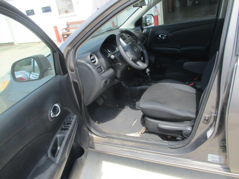Used 2013 Nissan Versa SV w/ Convenience Pkg FWD image 9
