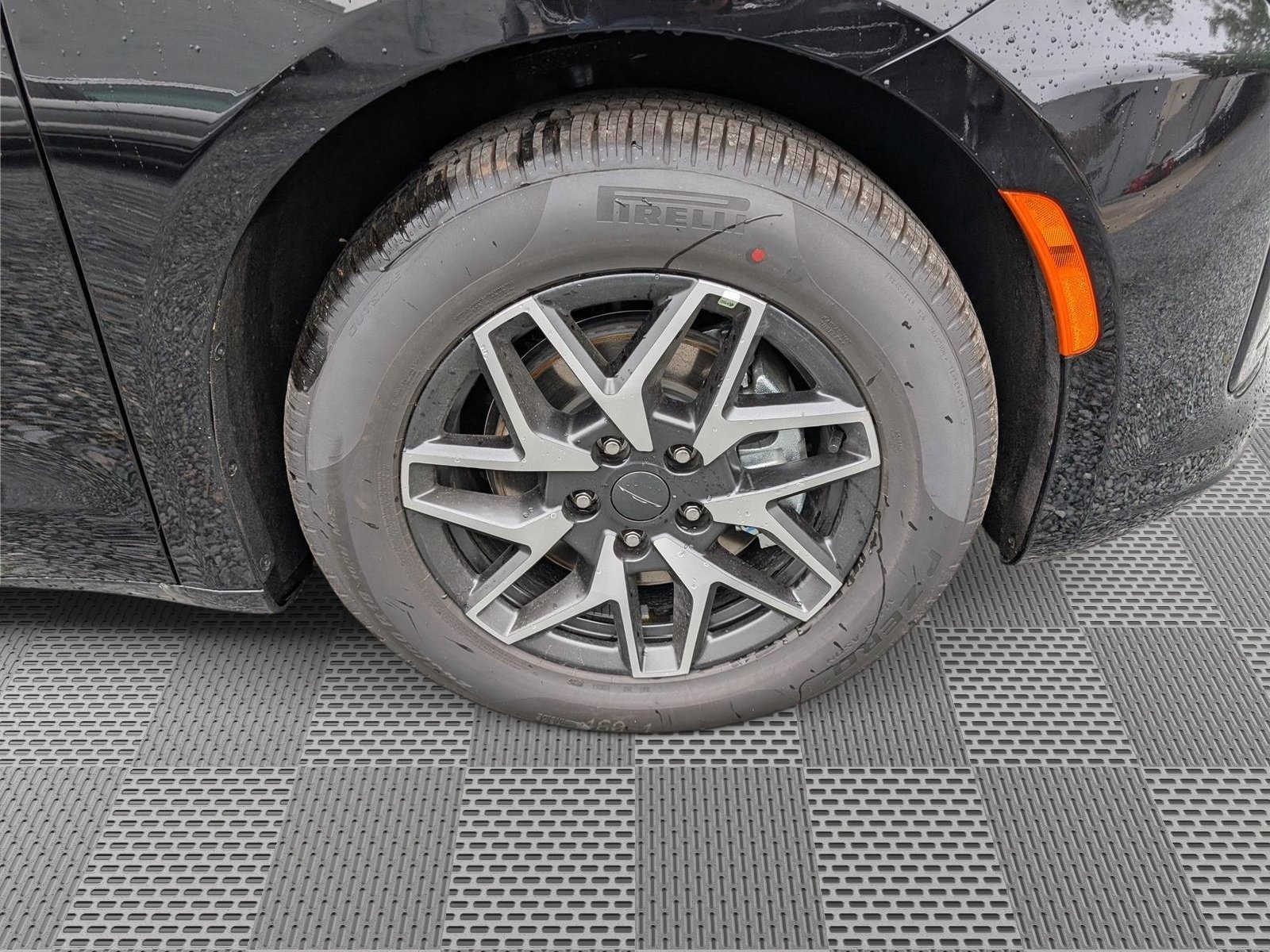 New 2027 Chrysler Pacifica Limited FWD image 5
