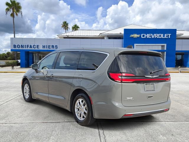Used 2023 Chrysler Pacifica Touring-L FWD image 3