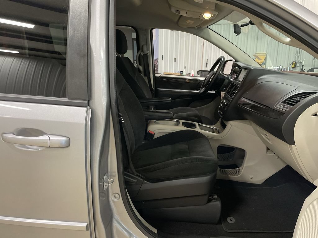 Used 2016 Dodge Grand Caravan SXT w/ Rear Park Assist Package FWD image 27