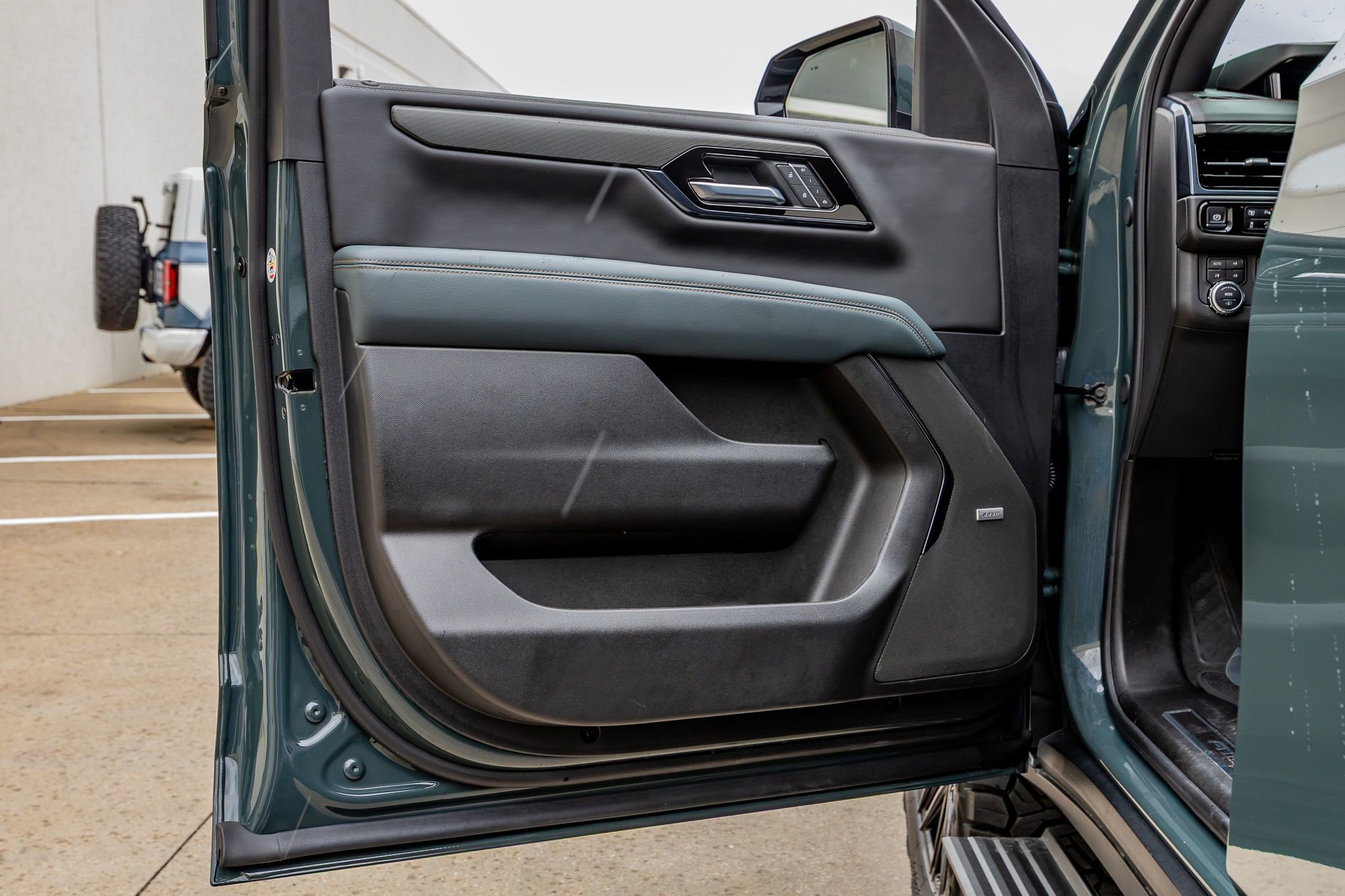 Used 2025 GMC Yukon AT4 w/ AT4 Premium Plus Package image 38