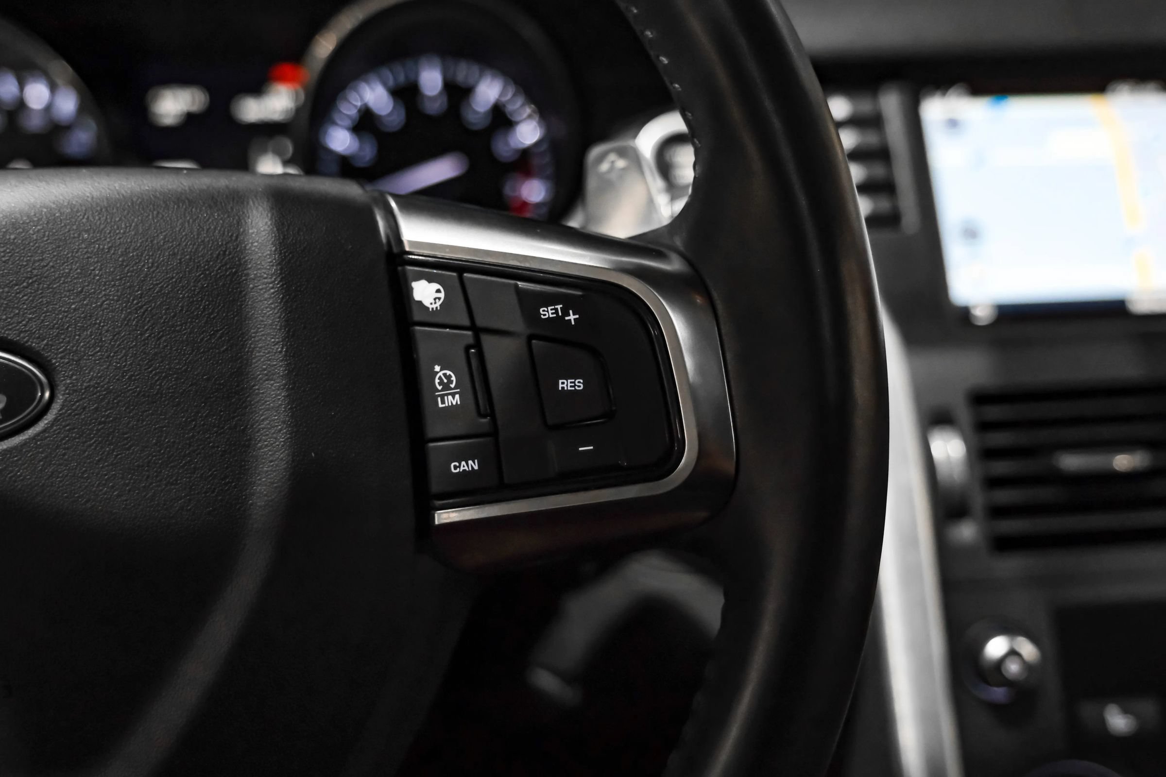 Used 2015 Land Rover Discovery Sport HSE AWD/4WD image 16