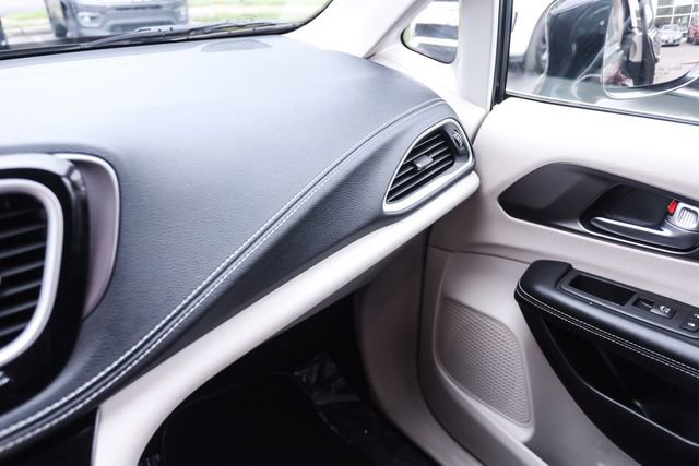 Used 2022 Chrysler Pacifica Touring-L w/ Uconnect Theater Family Group FWD image 50