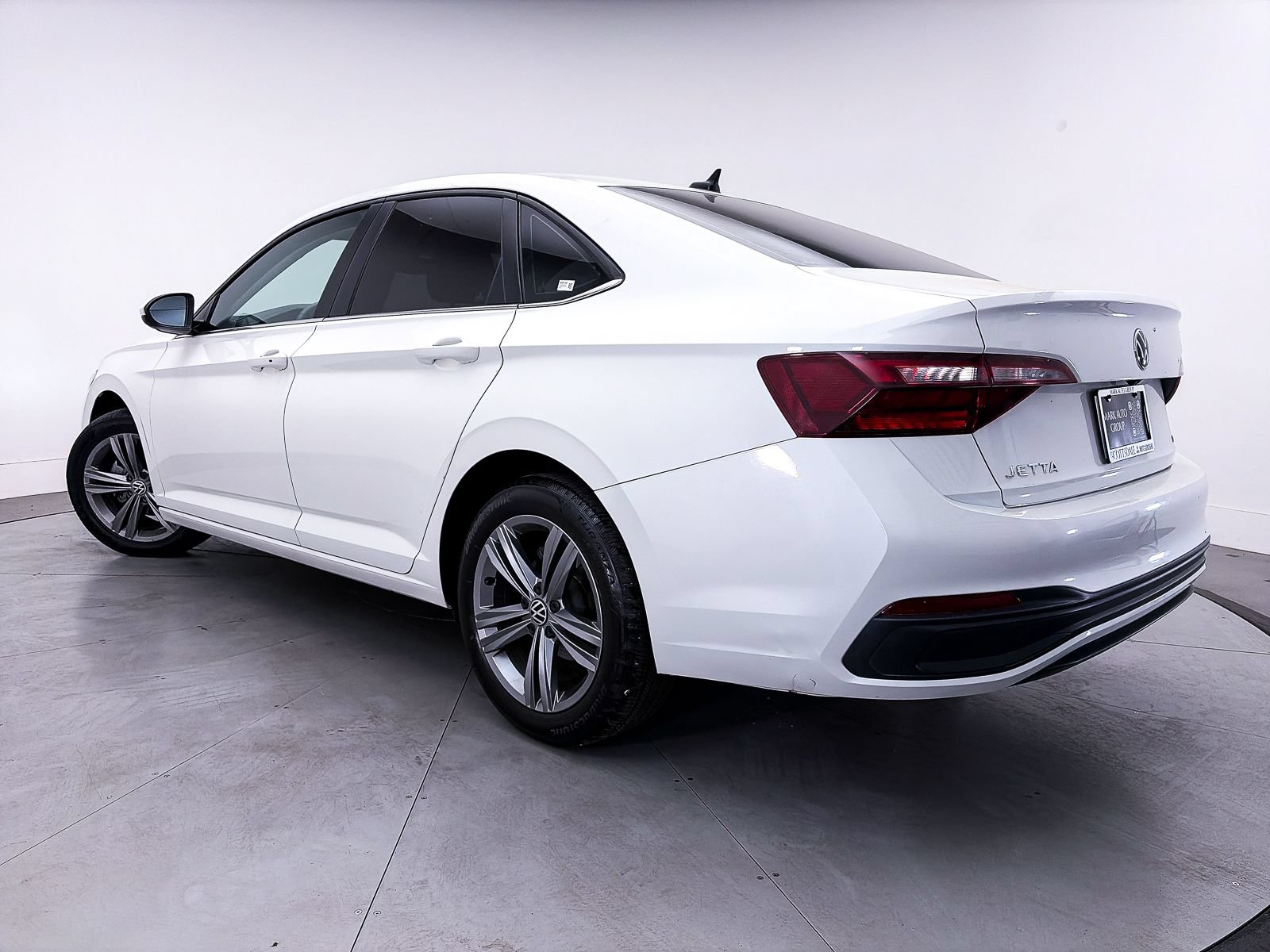 Used 2023 Volkswagen Jetta SE w/ Panoramic Sunroof Package FWD image 3