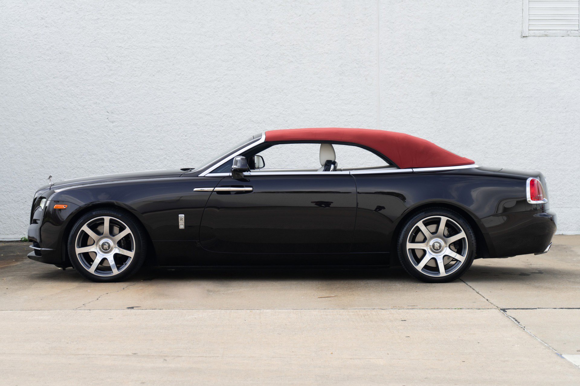 Used 2017 Rolls-Royce Dawn image 12