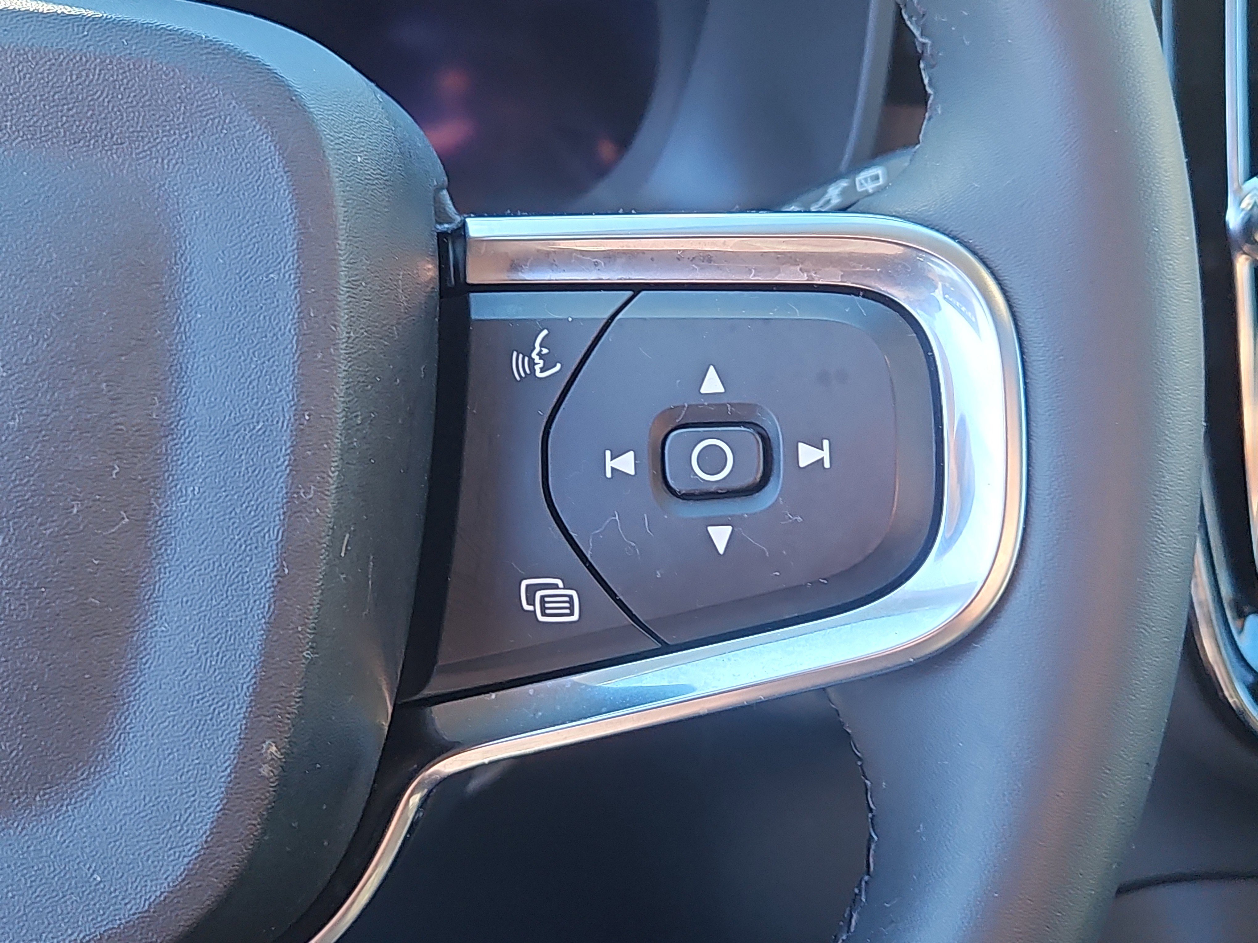 Used 2025 Volvo XC40 B5 Ultra w/ Climate Package image 21