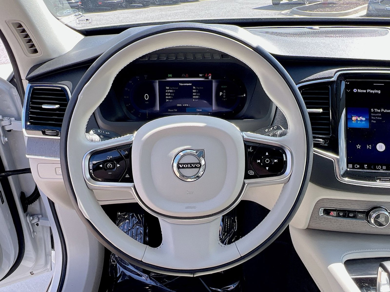 Certified 2025 Volvo XC90 T8 Plus w/ Protection Package Premier image 16