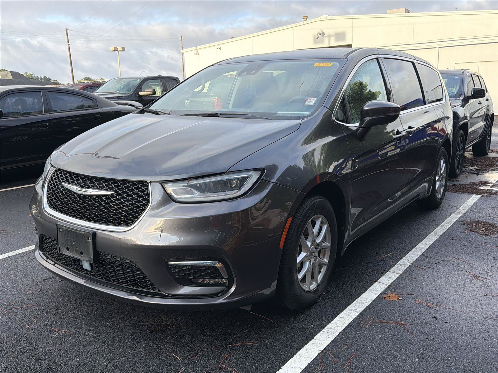 Used 2023 Chrysler Pacifica Touring-L FWD image 1