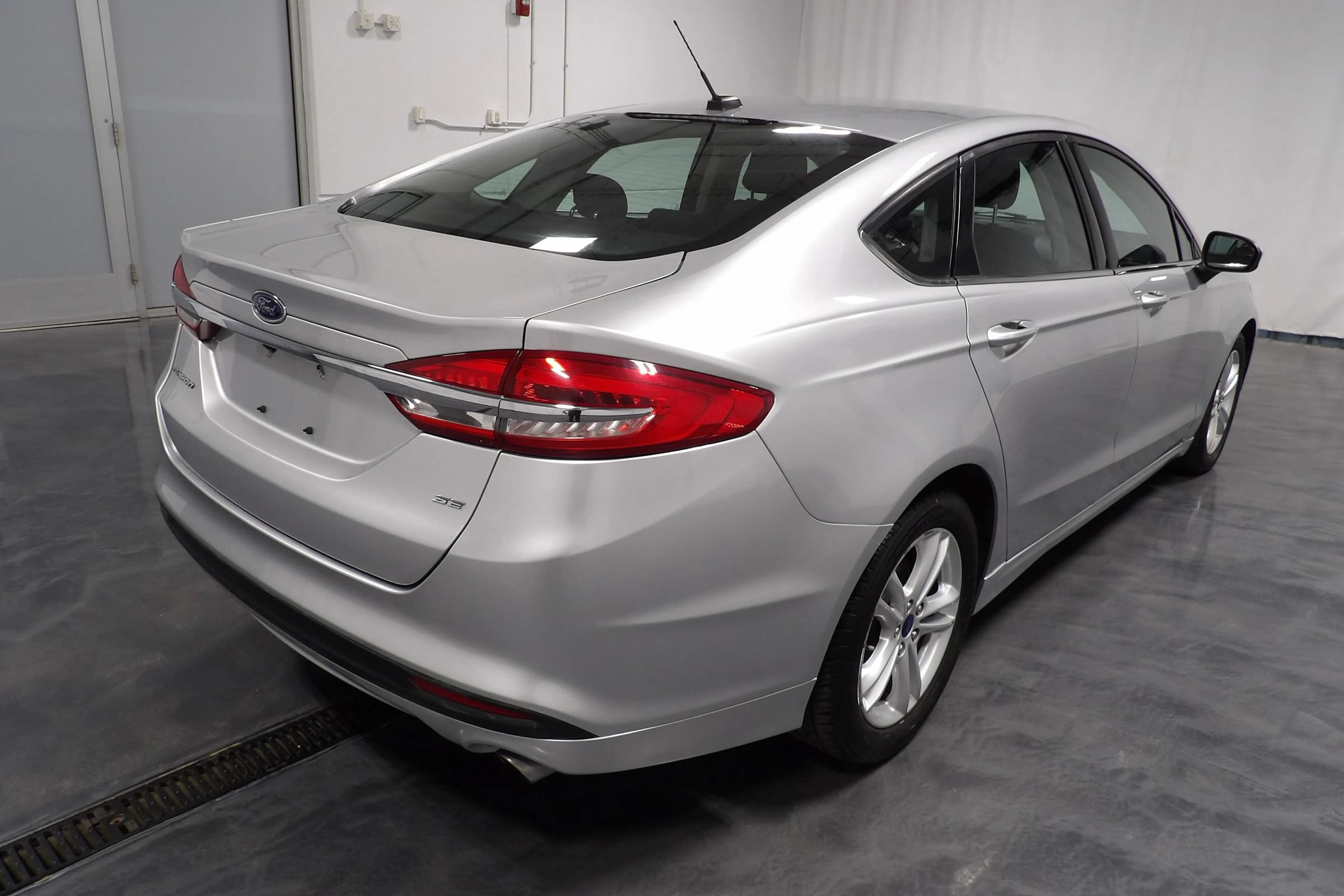 Used 2018 Ford Fusion SE FWD image 4