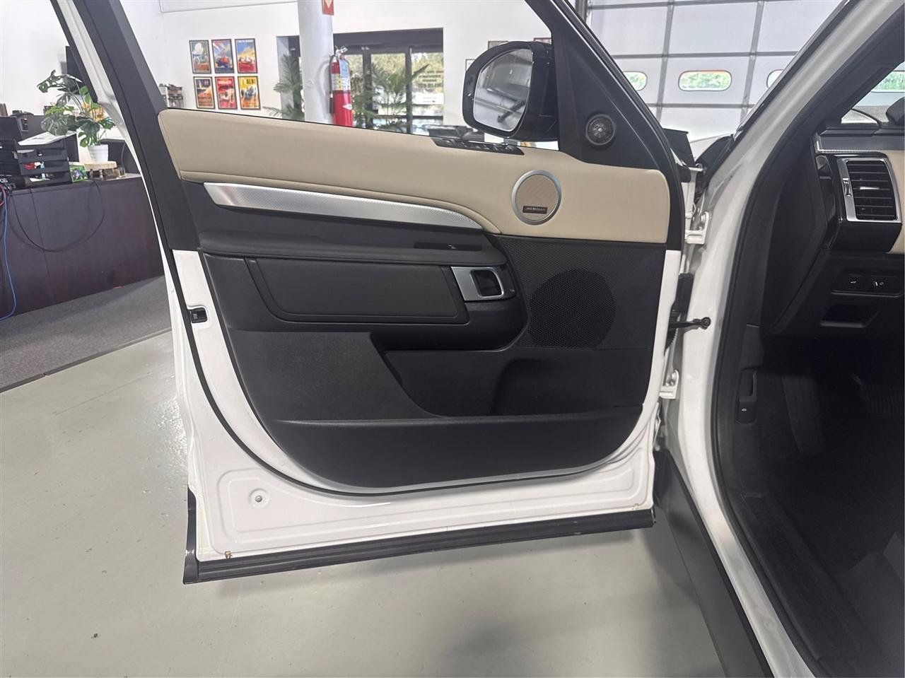 Used 2020 Land Rover Discovery Landmark AWD/4WD image 22