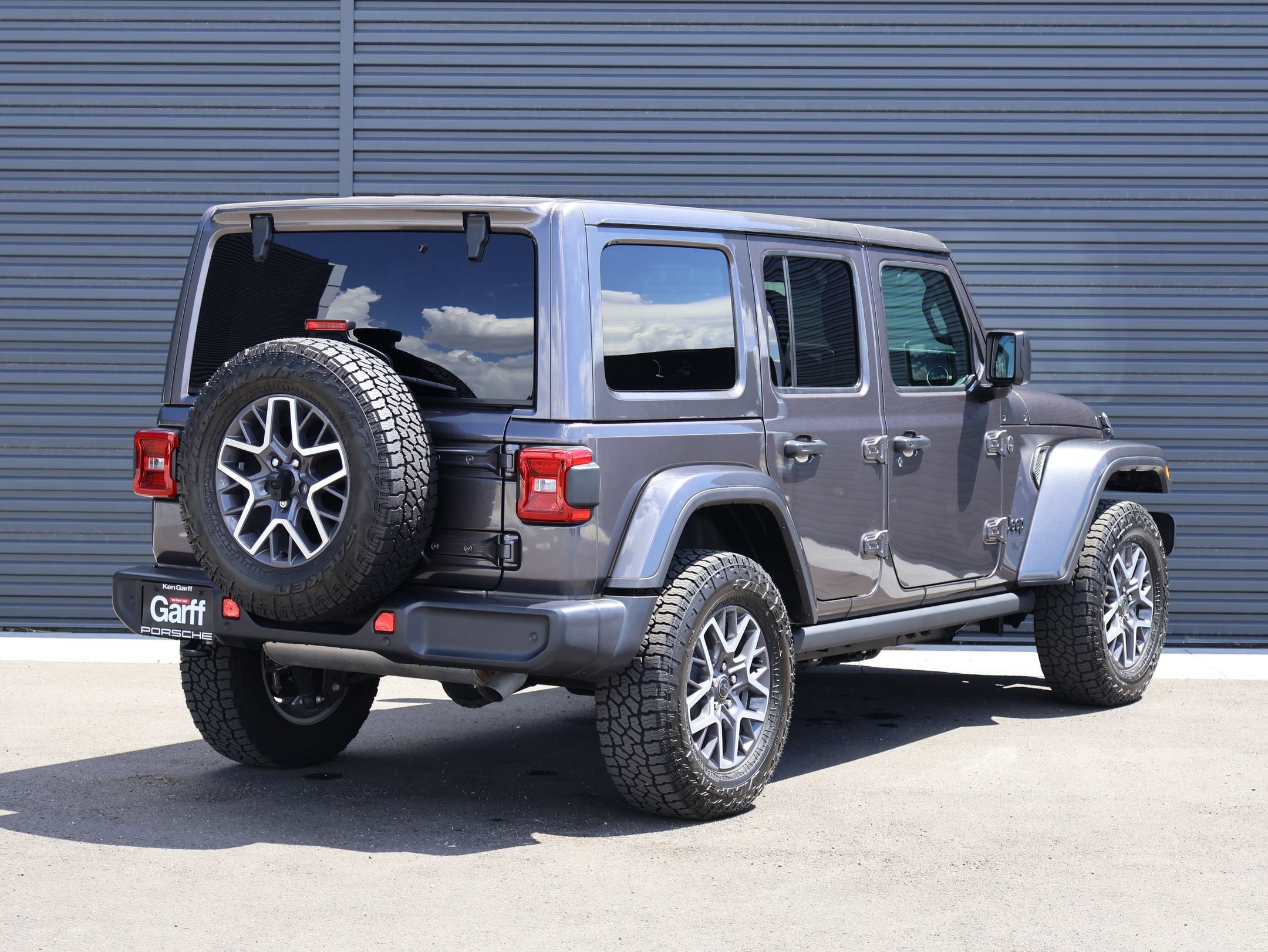 Used 2025 Jeep Wrangler Unlimited Sahara AWD/4WD image 5