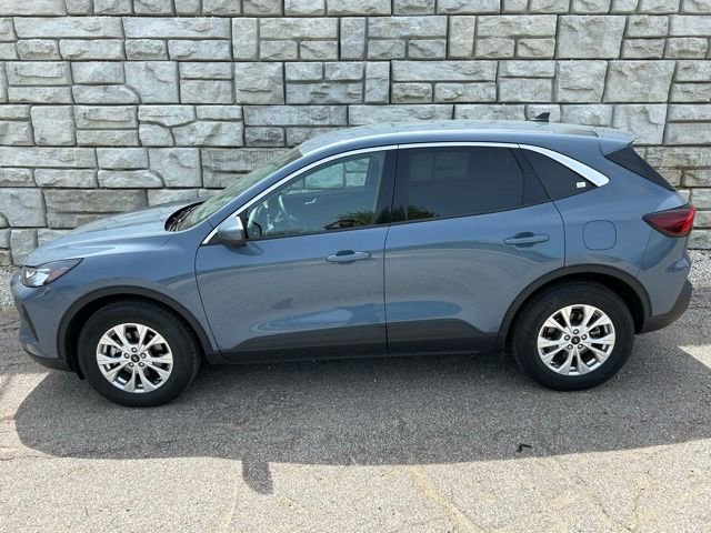 Used 2023 Ford Escape Active w/ Tech Pack #2 AWD/4WD image 3