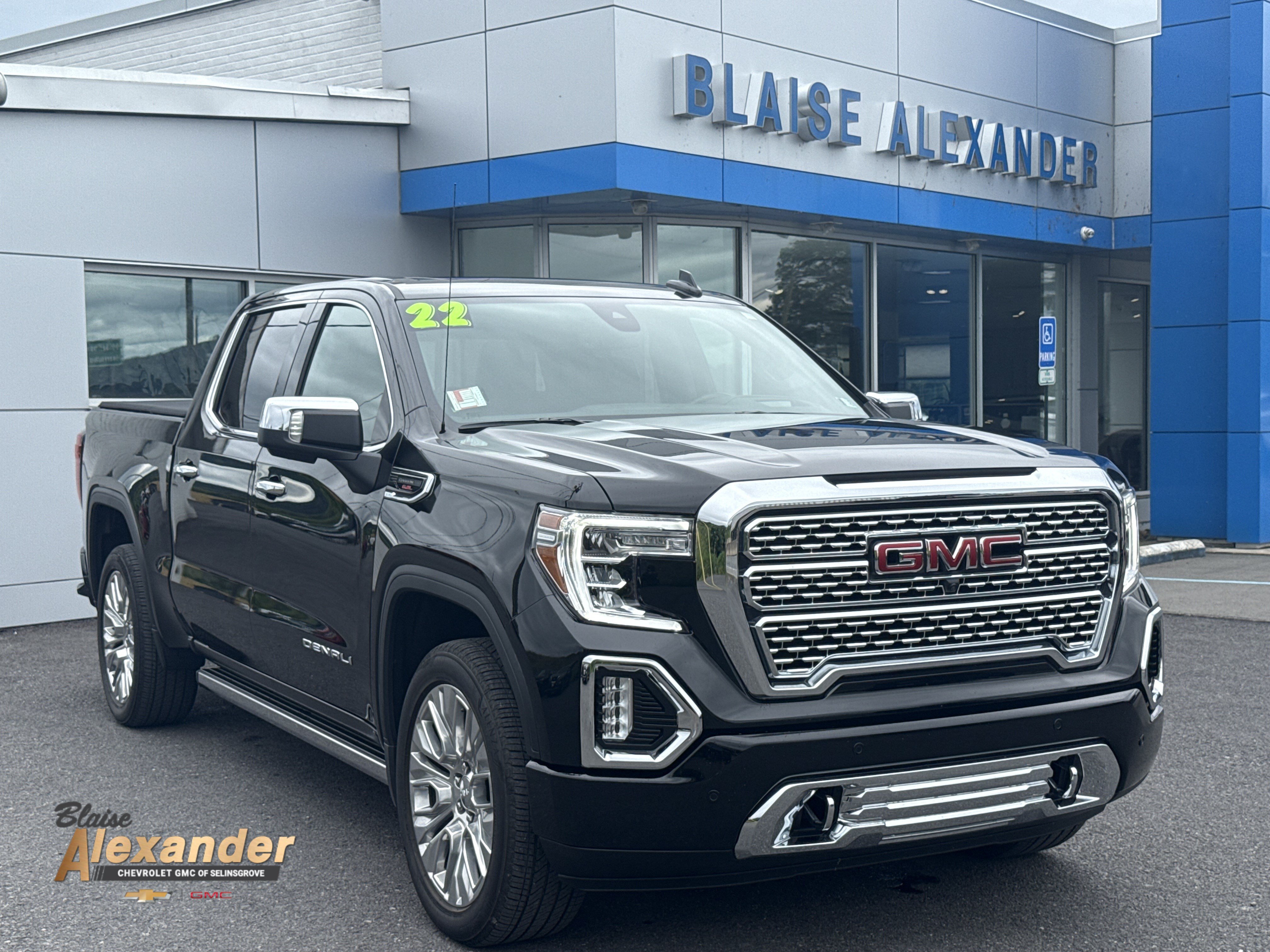 Used 2022 GMC Sierra 1500 Denali w/ Denali Reserve Package AWD/4WD image 1