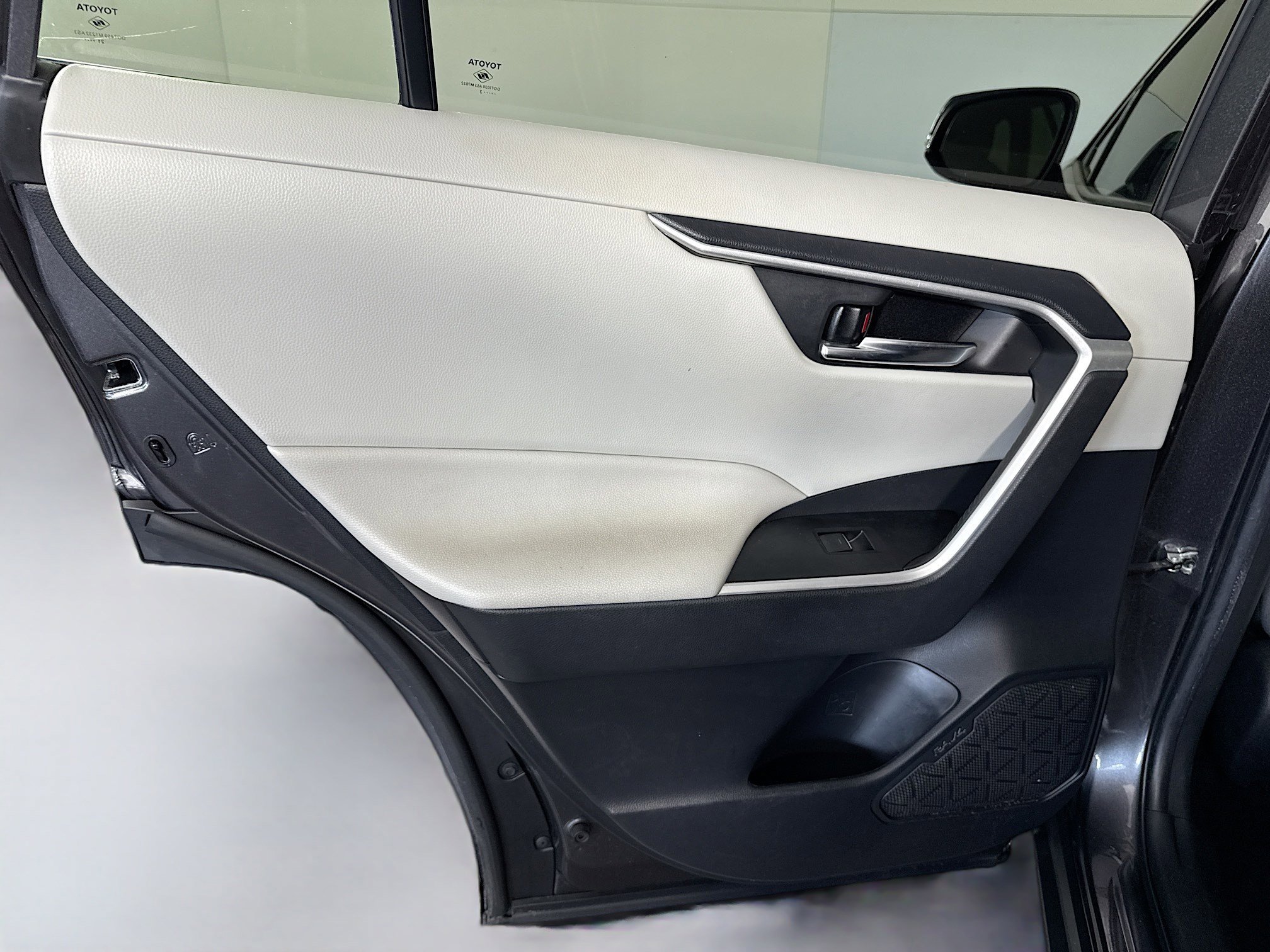 Used 2022 Toyota RAV4 XLE image 26