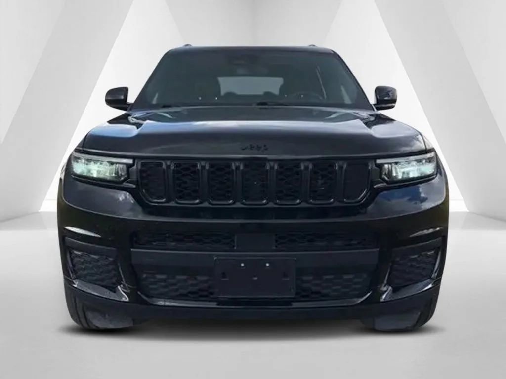 Used 2024 Jeep Grand Cherokee L Laredo image 2