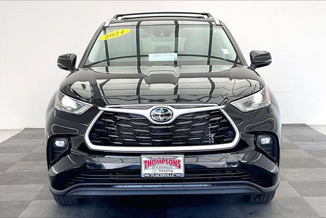 Used 2024 Toyota Highlander XLE FWD image 2