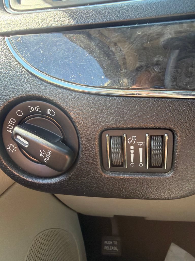 Used 2015 Chrysler Town & Country Touring FWD image 18