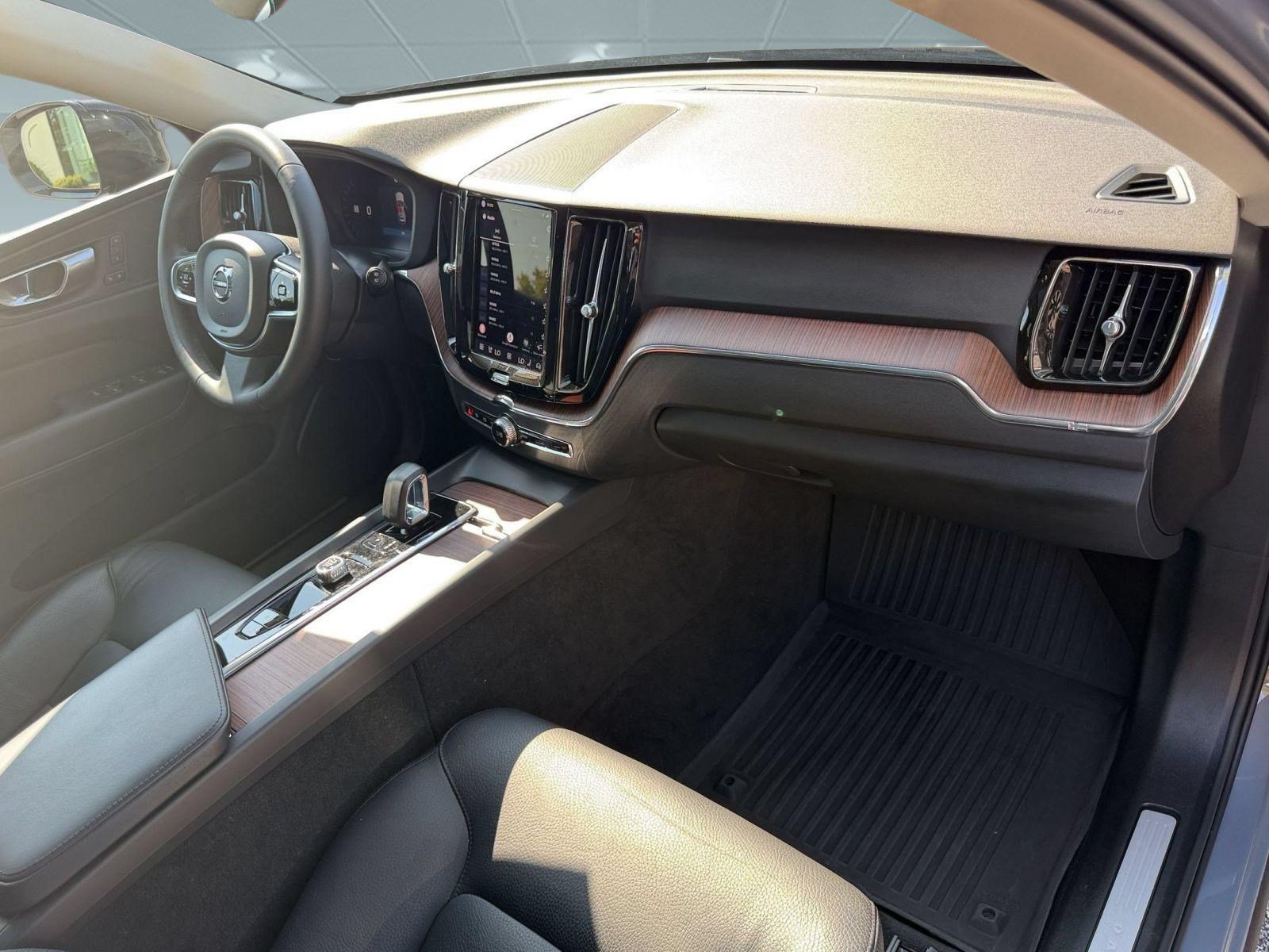 Certified 2024 Volvo XC60 B5 Plus w/ Protection Package Premier AWD/4WD image 31