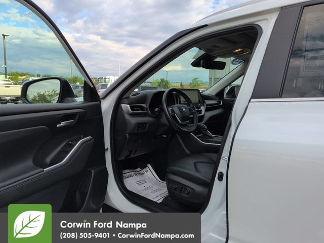 Used 2023 Toyota Highlander XLE AWD/4WD image 9