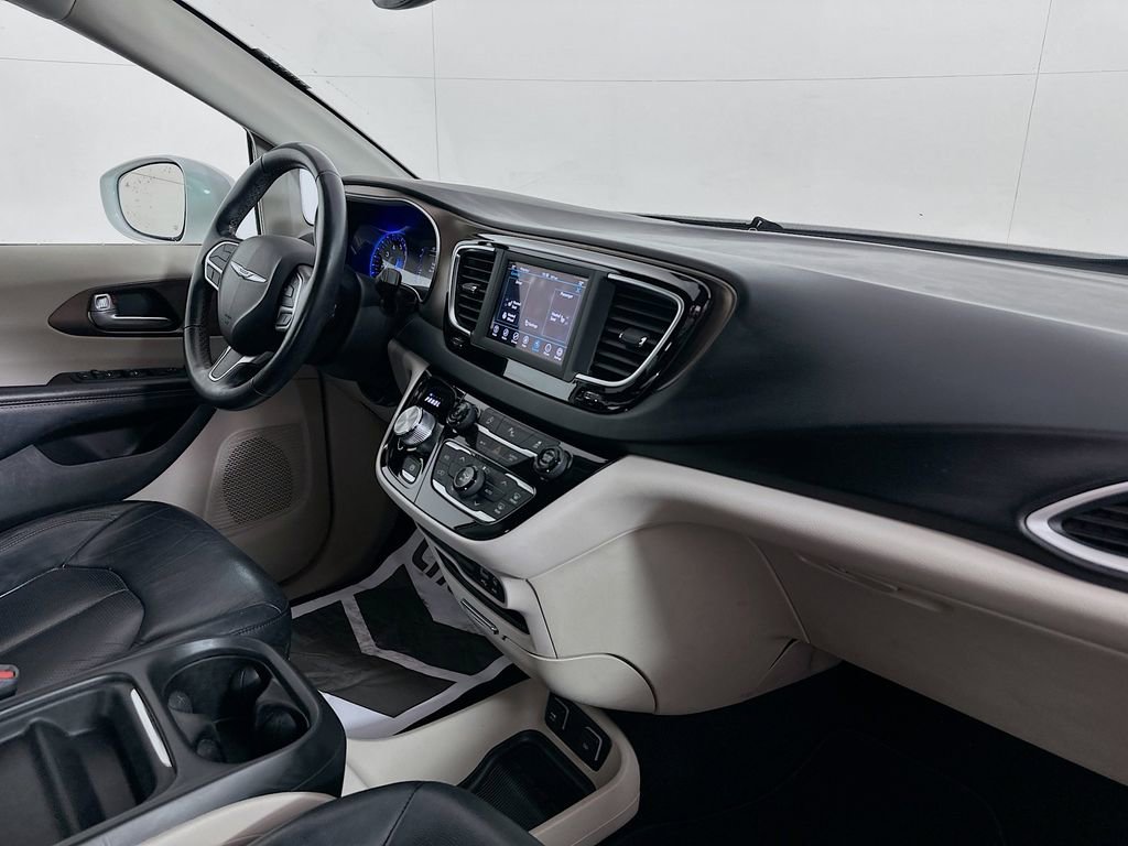 Used 2019 Chrysler Pacifica Touring-L image 30