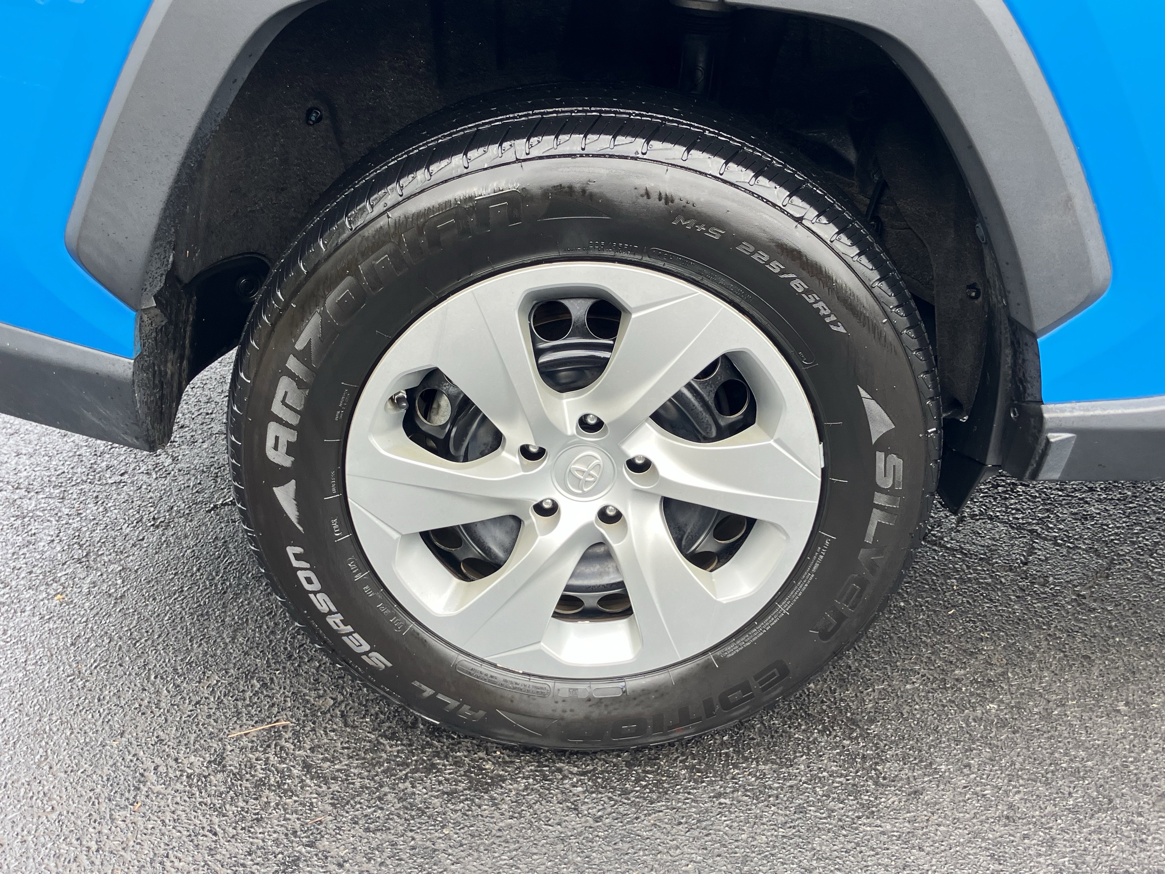 Used 2021 Toyota RAV4 LE image 13