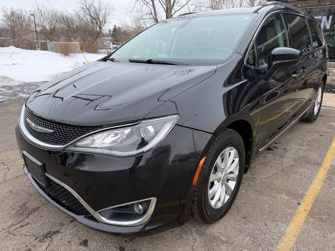 Used 2017 Chrysler Pacifica Touring-L image 7
