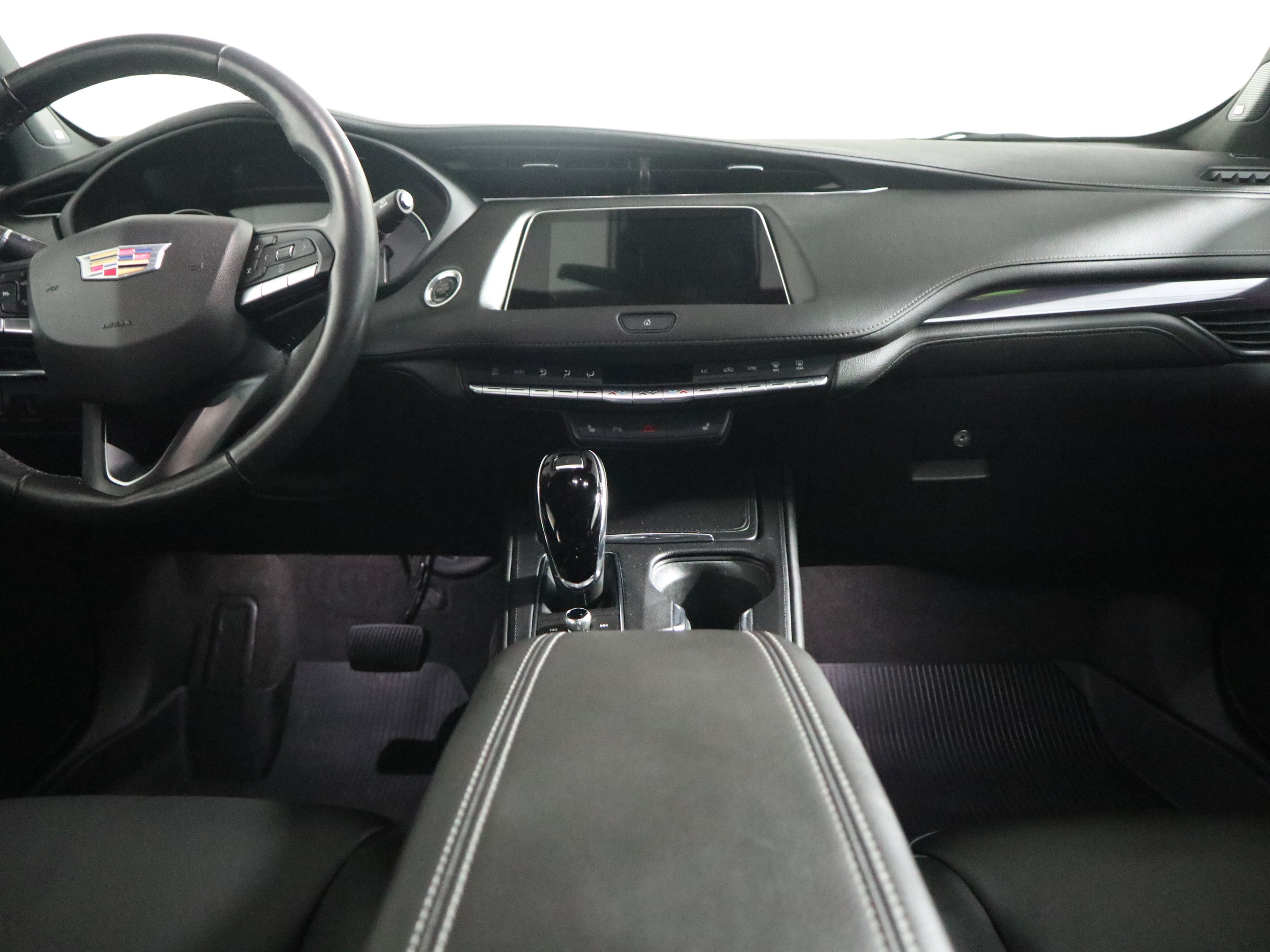 Used 2023 Cadillac XT4 Luxury w/ Cold Weather Package FWD image 14