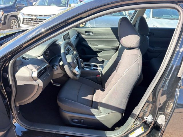 Used 2025 Nissan Altima 2.5 SV FWD image 8