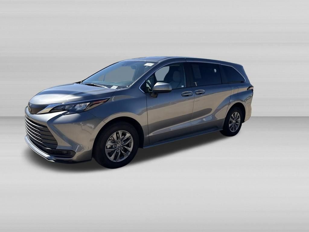 Used 2026 Toyota Sienna LE FWD image 9