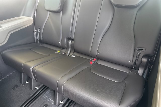 New 2027 Kia Carnival EX FWD image 17