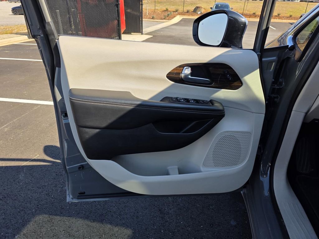 Used 2023 Chrysler Pacifica Limited image 11