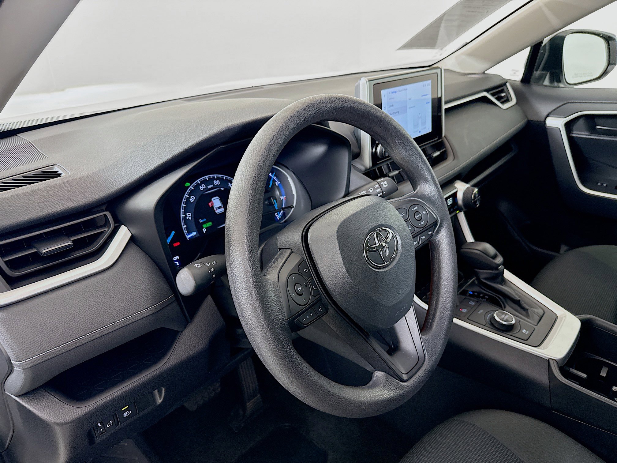 Used 2025 Toyota RAV4 LE AWD/4WD image 9