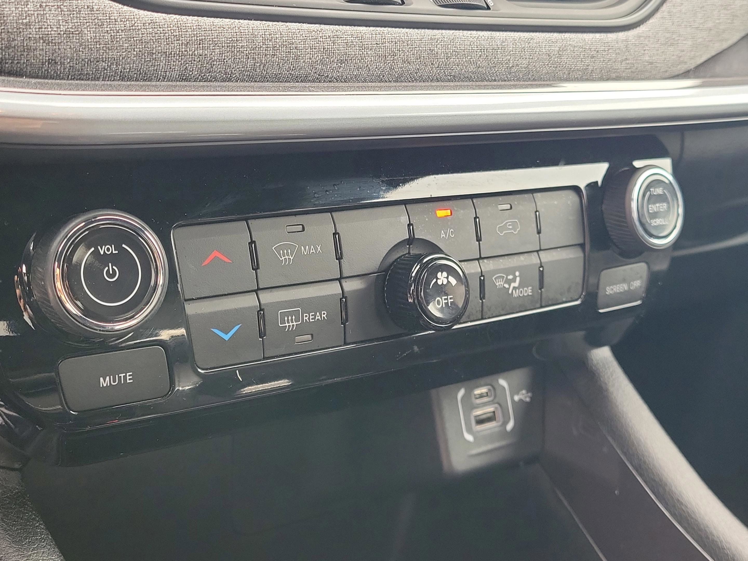 Used 2025 Jeep Compass Latitude image 23