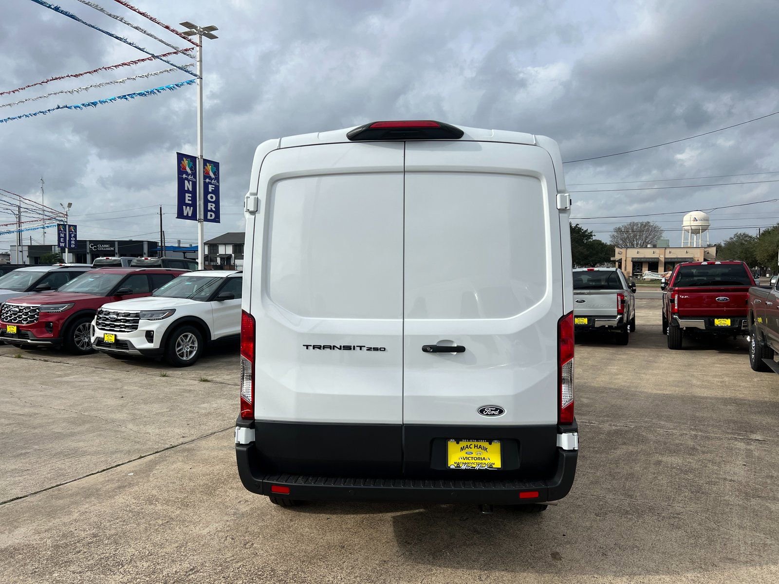 New 2026 Ford Transit 250 148 Medium Roof w/ Load Area Protection Package RWD image 4